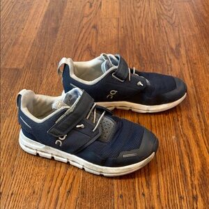 On Cloud Play Kids Sneaker Midnight/White Youth Size 1 Hook Loop Velcro Unisex